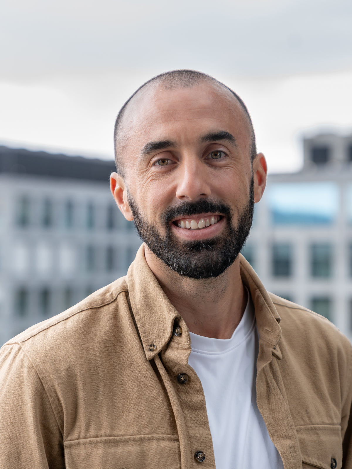 Portrait eines Mitgründers der HUX Agency vor Bürogebäuden in Zürich